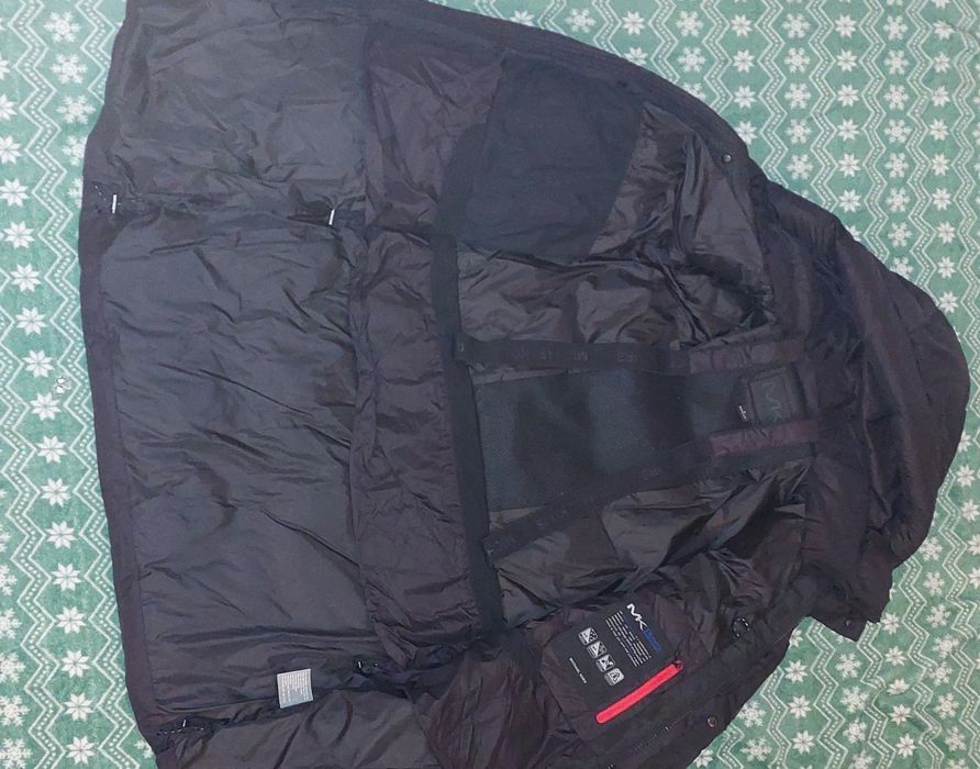 Vând geaca CK și MK