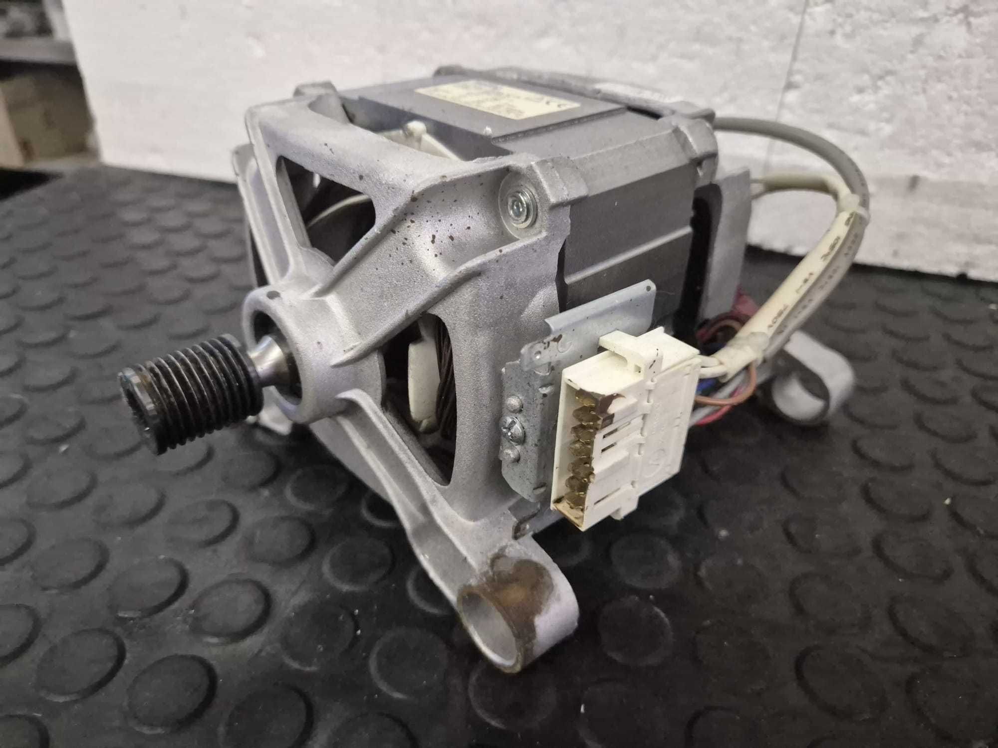 Motor 7 pini masina de spalat Indesit Hotpoint HXGM1L.52 cod / R2