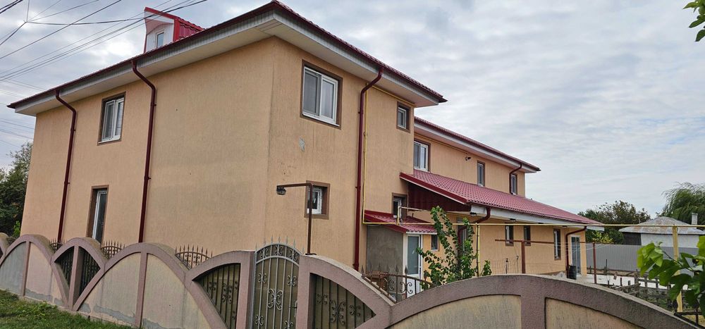 casa ,intra si traeste