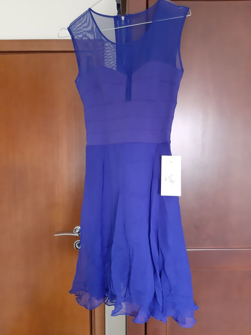 Вталена рокля BCBG
