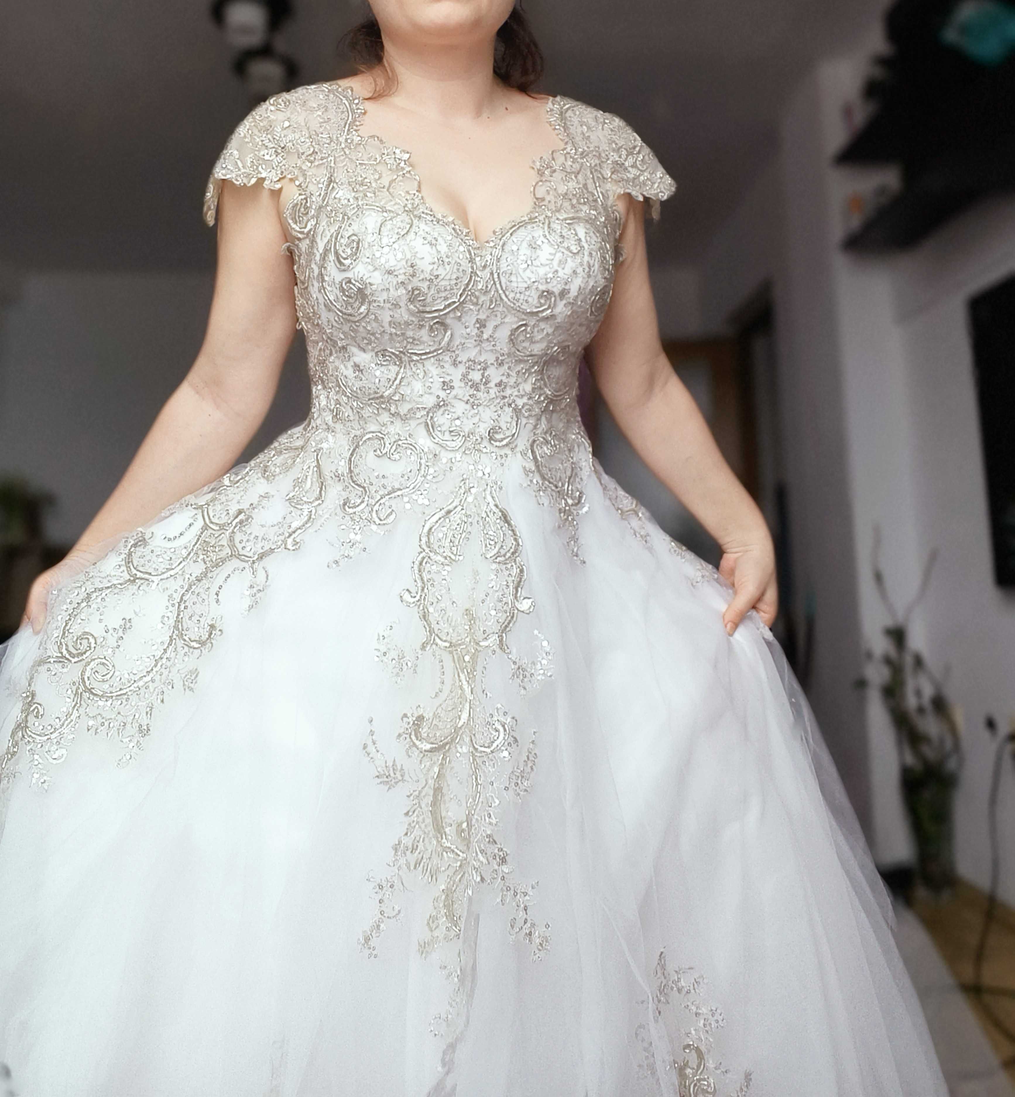 Rochie de mireasa aplicatii argintii