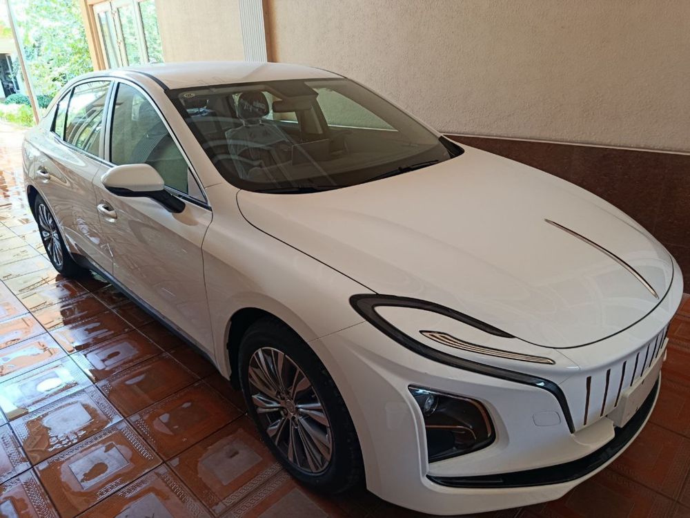 Hongqi EQM-5EV Hongqi HS5