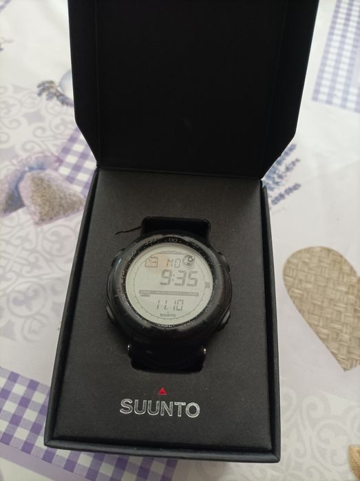 Продавам мъжки часовник Suunto Vector!