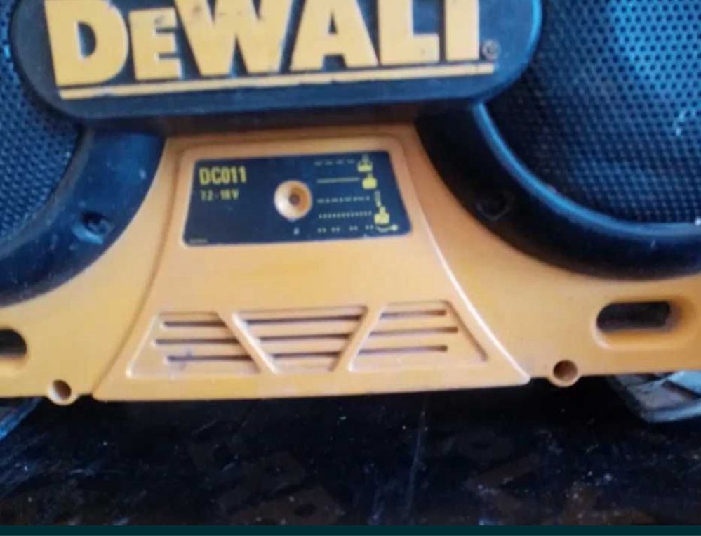Работно радио usb DEWALT зарядно за батерии внос от Англия