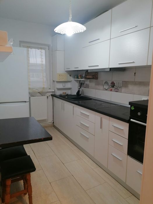 Închiriez apartament 3 camere .