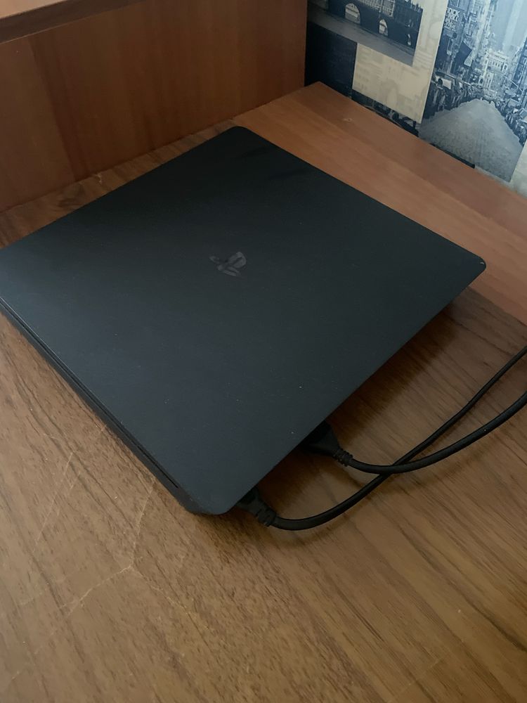 Конзола Ps4 slim с два контролера