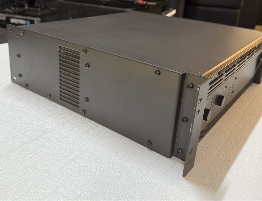 Vand amplificator Mackie FR - M2600 ( CU CROSOVER )
