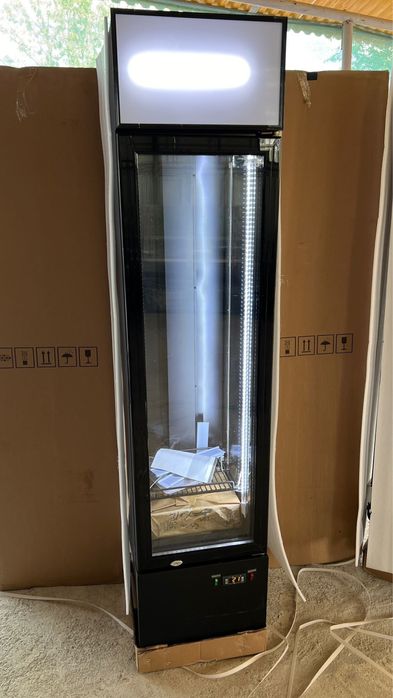 Vitrina frigorifica slim neagra cu polite