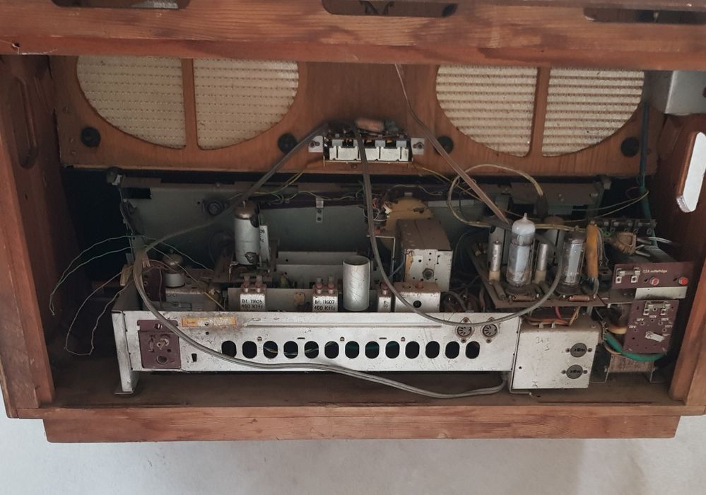 Vand radio stero Capri cu Lampi