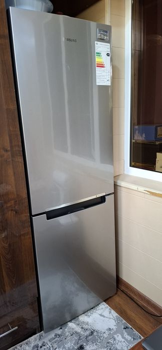 Yangi holatdagi SAMSUNG xolodelnik