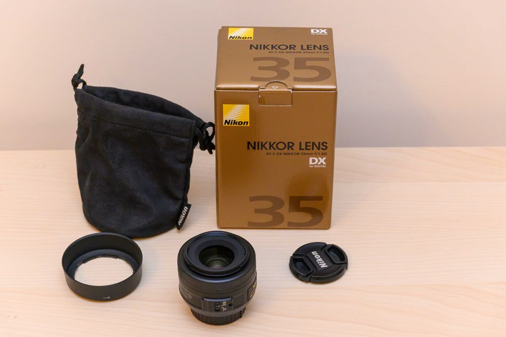 Nikkor 35mm f/1.8 DX (като нов) + сенник + аксесоари