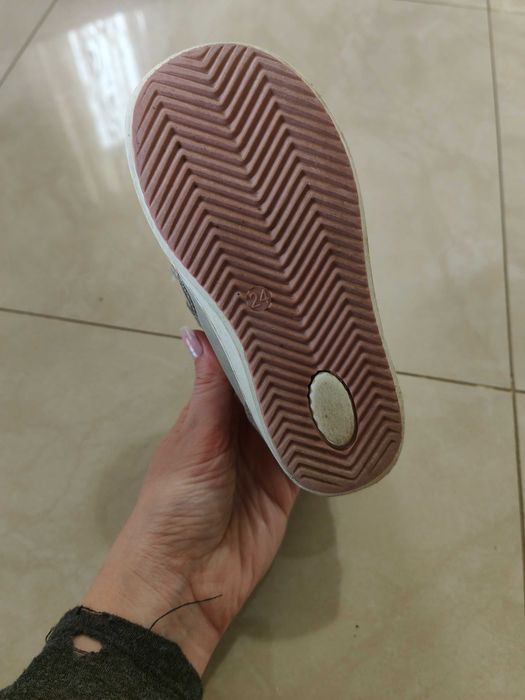 Vând ghete marimea 24