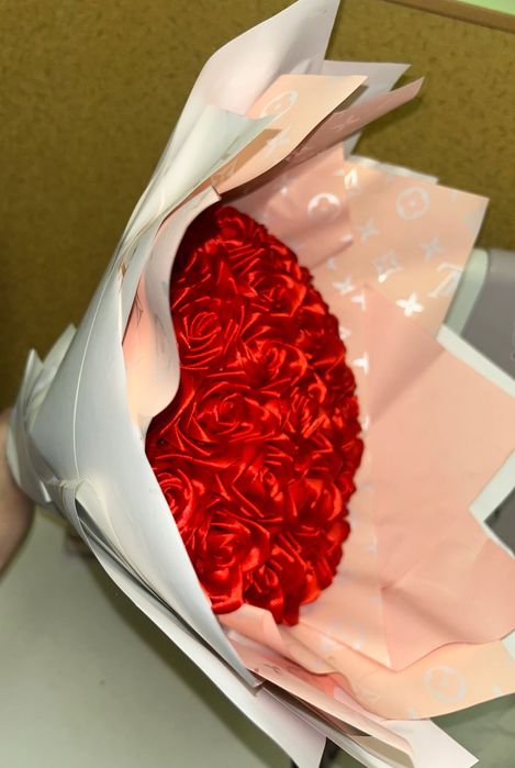 Букет ручной работы из ленты с подсветкой