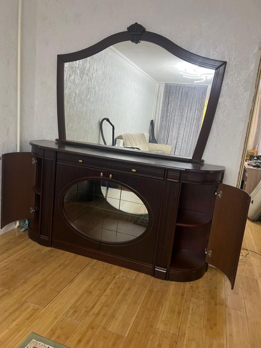 Комод с зеркалом