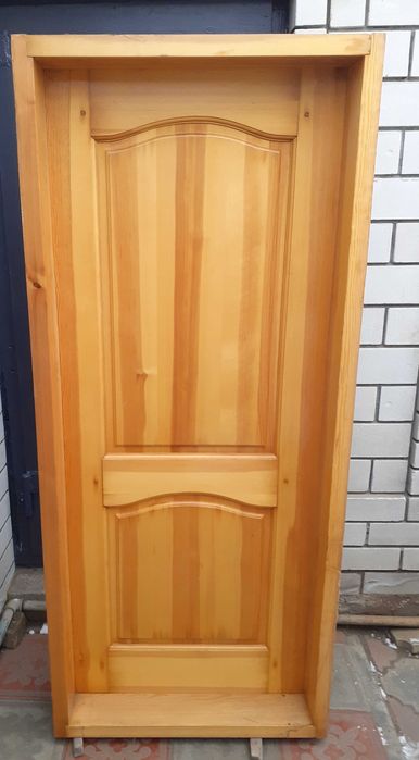 продам межкомнатную, деревянную дверь с цельного массива, с коробкой.