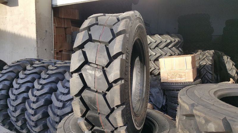 cauciucuri 10-16.5 profil de asfalt 12PLY pentru utlaje grele noi AGMO