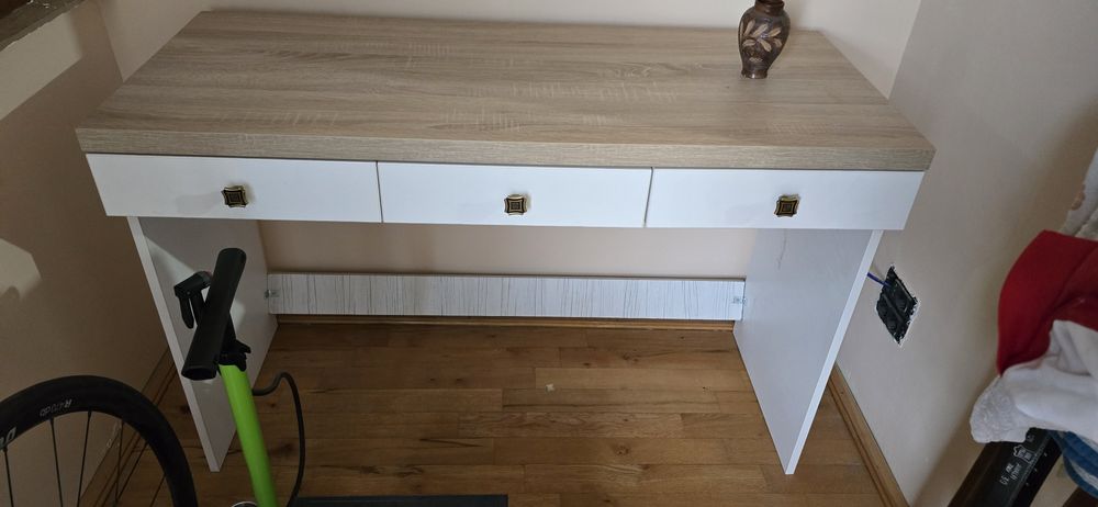 Vând un fel de birou