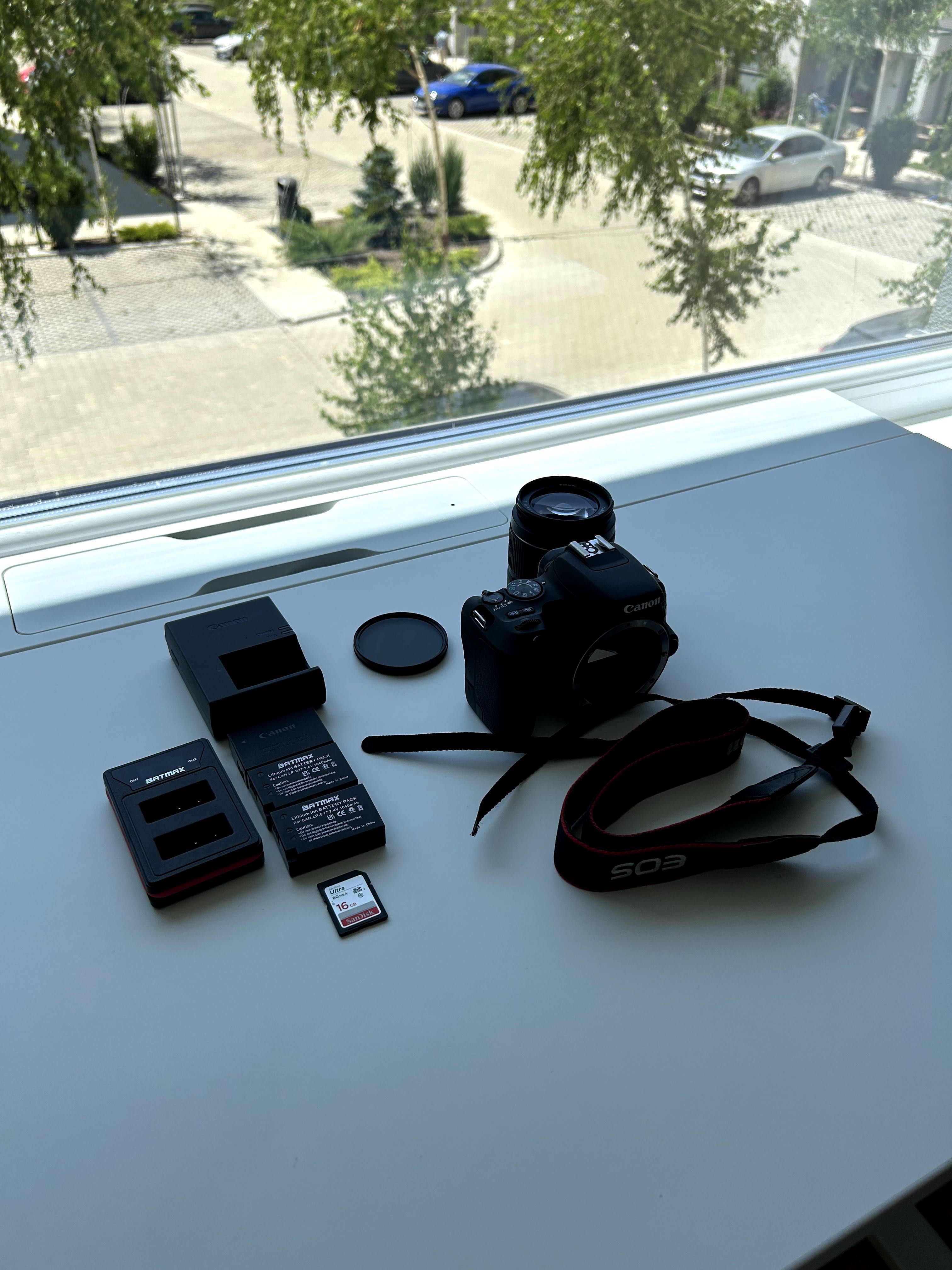 Aparat Foto Camera Canon EOS 200D + Obiectiv 18-55mm + Accesorii