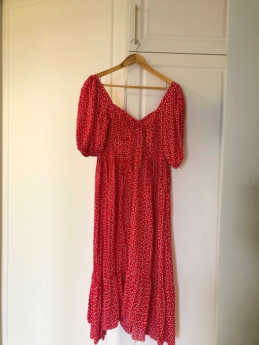 Красивое красное летнее женское платье с узором в пол