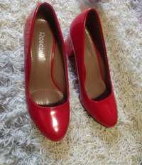 Продам красные туфли