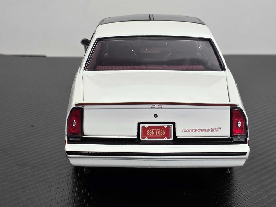 Macheta Auto 1/18 American Muscle Authentics 1985 Chevy Monte Carlo SS