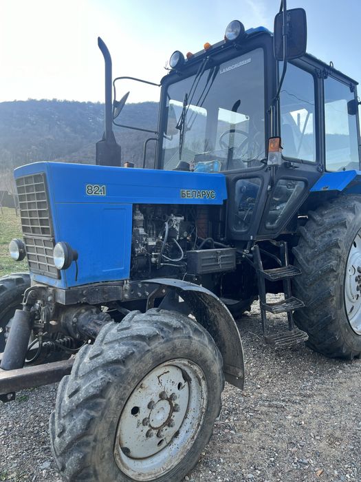 Трактор мтз-82 с щеткой и с лопатой