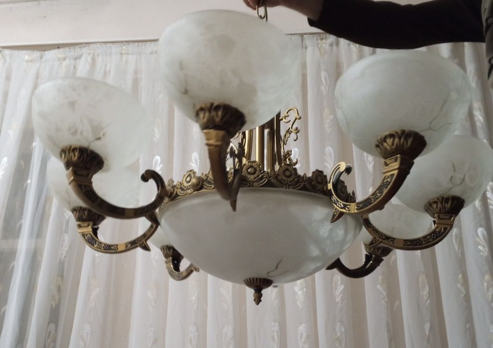 Люстра сотилади срочни