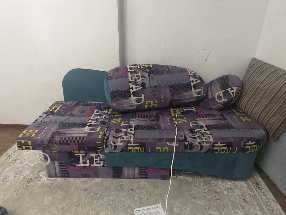 Продам диван цена 10 000 тенге. Бу хорошом состояний ………………………………………..