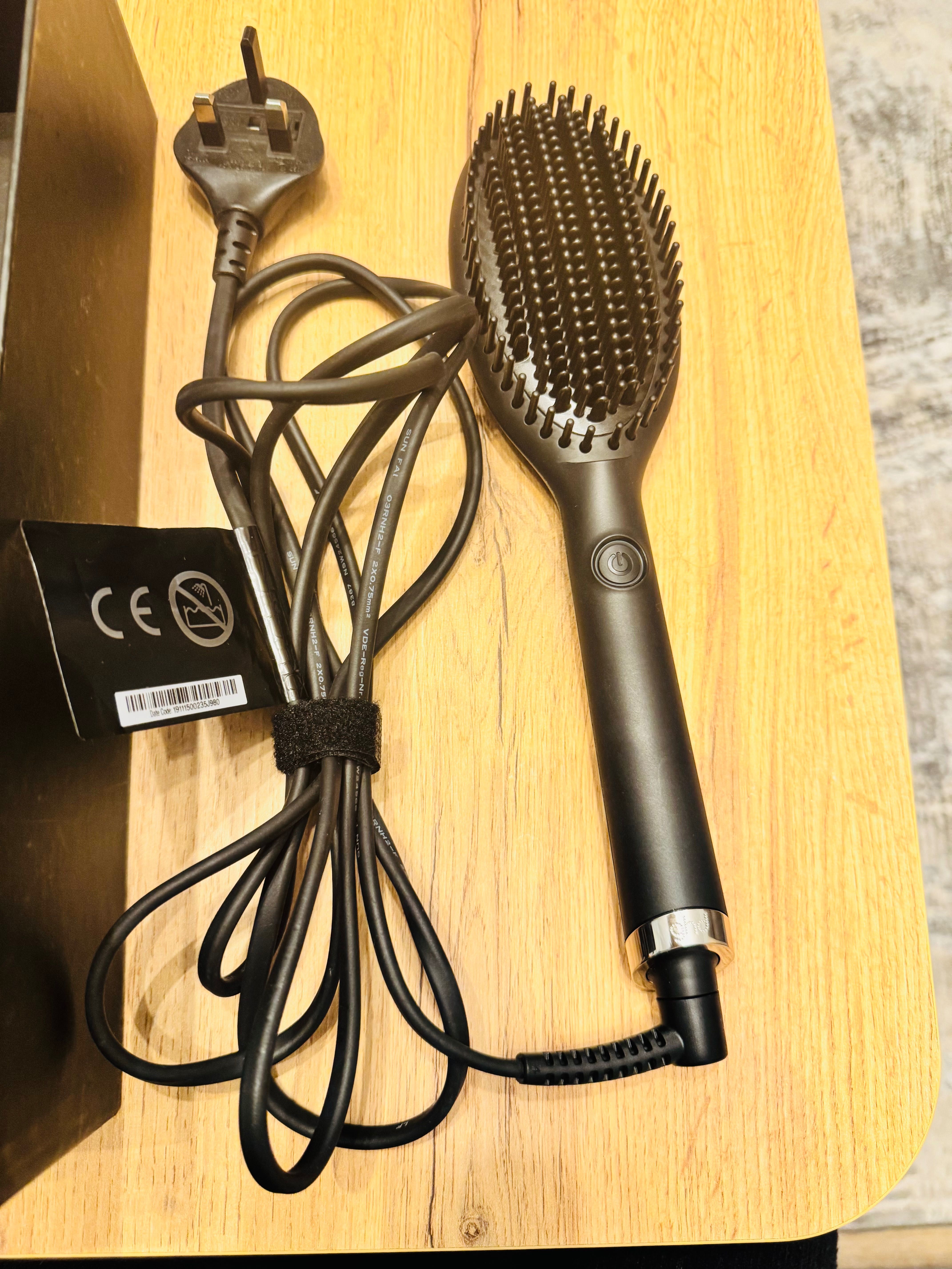 Четка за изправяне на коса.  GHD Glide