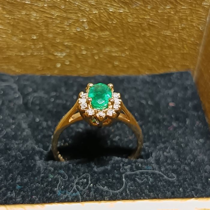 Златен пръстен. Emerald/смарагд/изомруд) и 12 диаманта