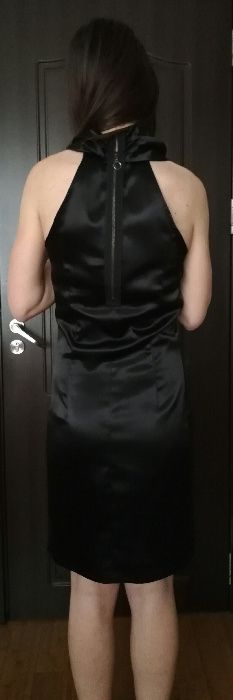 Сатенена черна рокля с външен цип