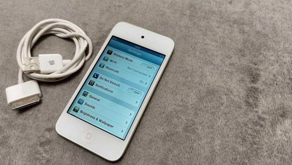 Apple iPod touch 4th generation 8 Gb White