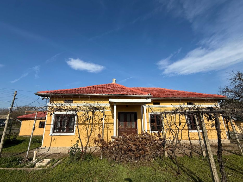 Голяма ремонтирана къща на 37 км от Морският бряг!