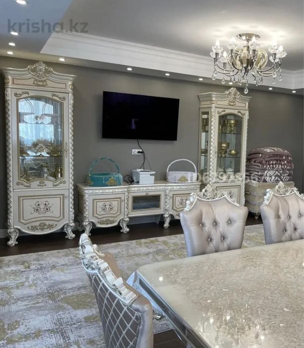 Стол со стульями и гарнитур