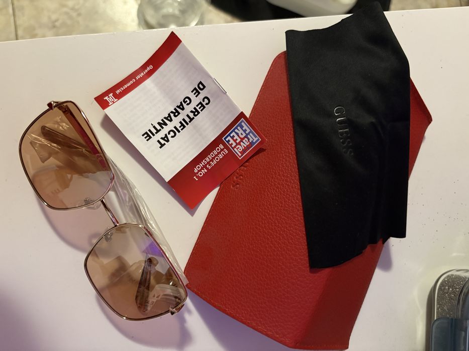 Ochelari de soare Guess.