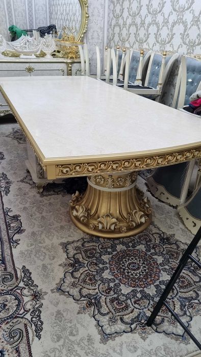 Mebel megmon kutishga, yevropa usubda yaslagan. 12 stuli bor