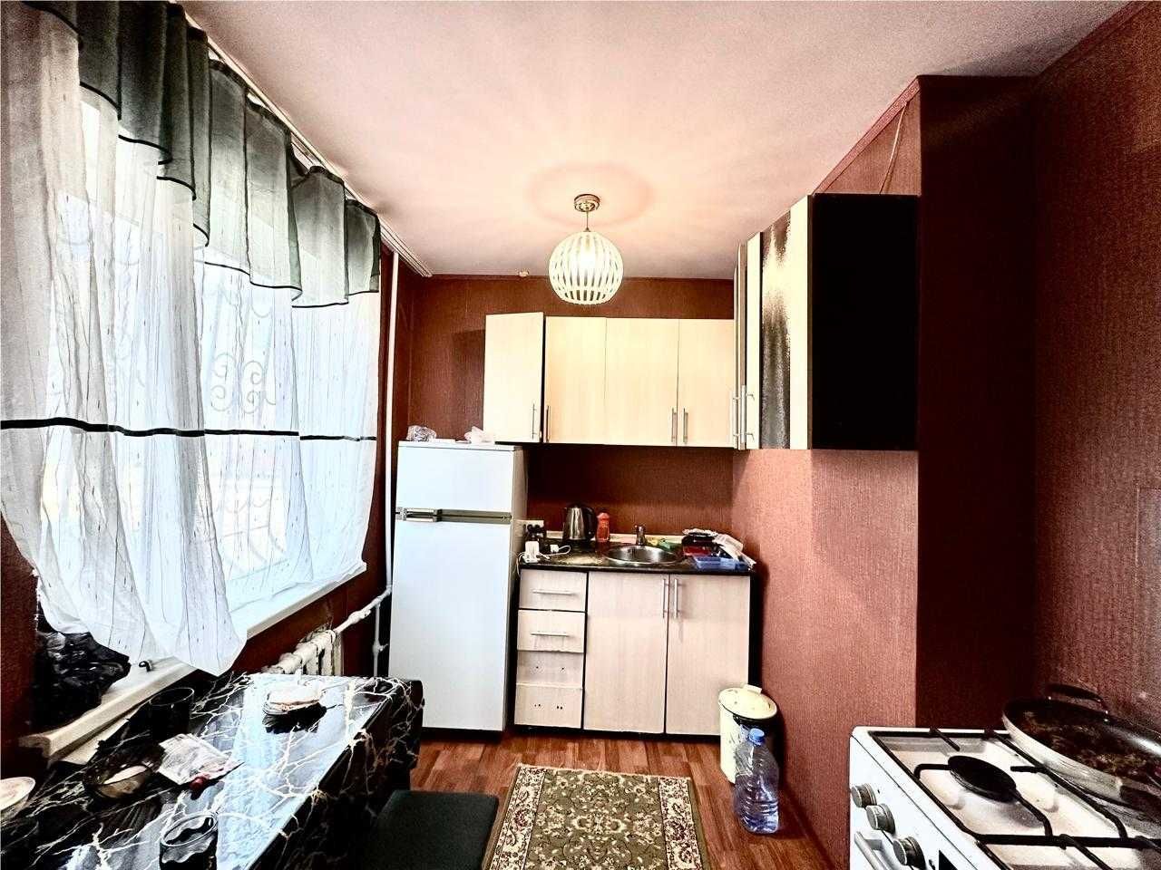 -ПРодам 1 комнатную в районе Род Дома. Не угловая. Первый этаж.