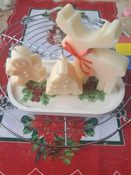 Aranjamente de craciun din praf ceramic și lumanari parfumate din cear