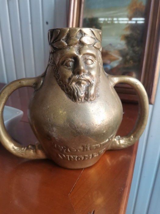 Amfora deosebita din bronz masiv, piesa cu o lucrătură de o foarte mar