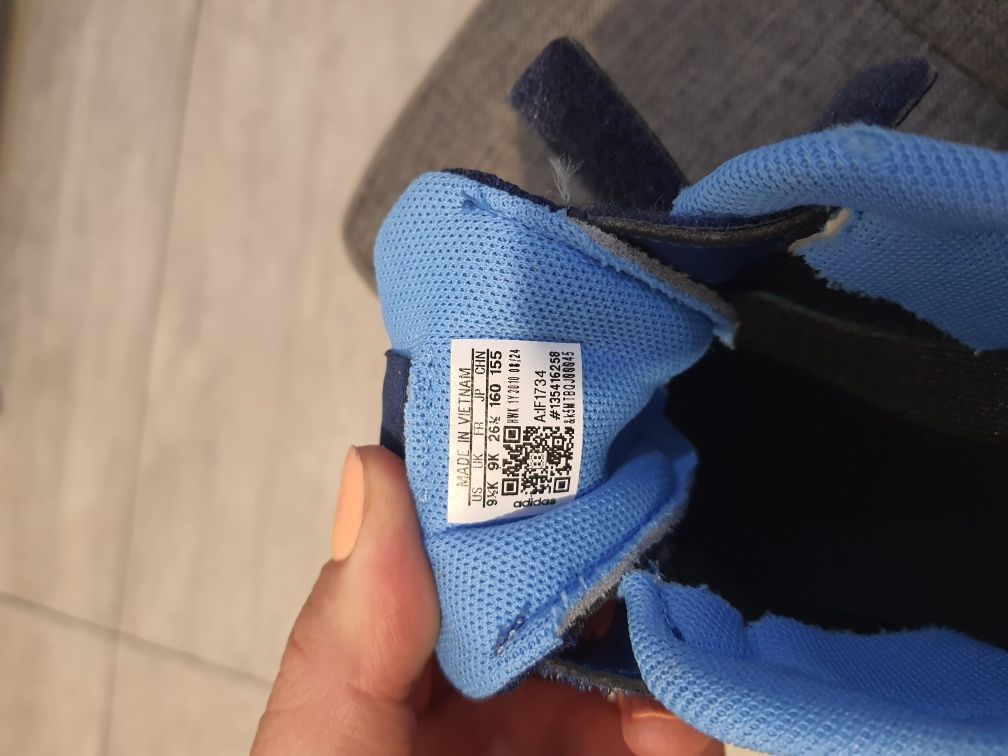 Adidași Adidas băieți - mărimea 26,5 cm, aproape noi

Vând o pereche d