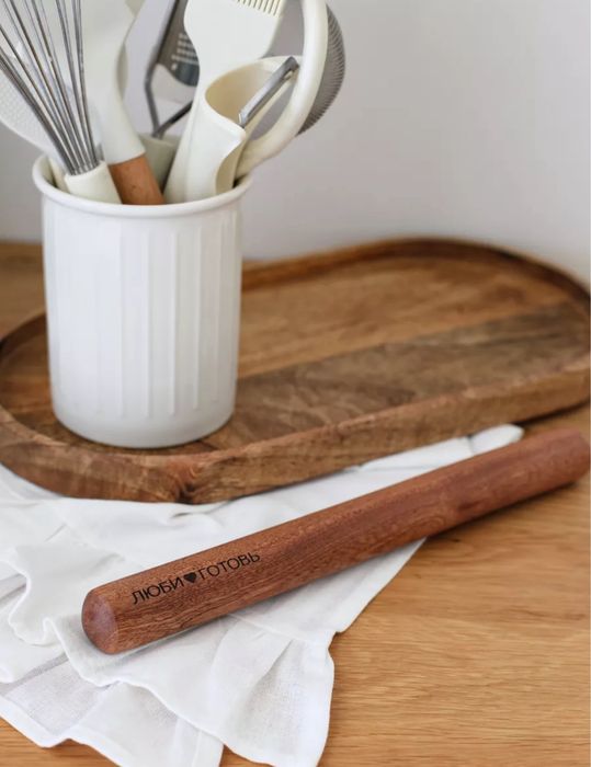 Разделочная доска и скалка из дерева.