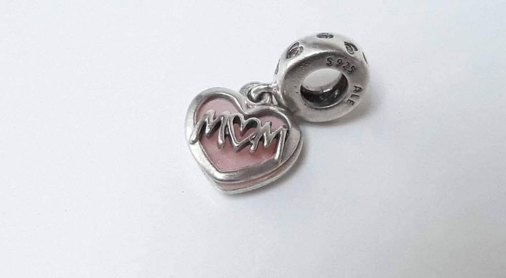 Talisman tip pandantiv cu inimioara cu inscriptia Mom, Pandora