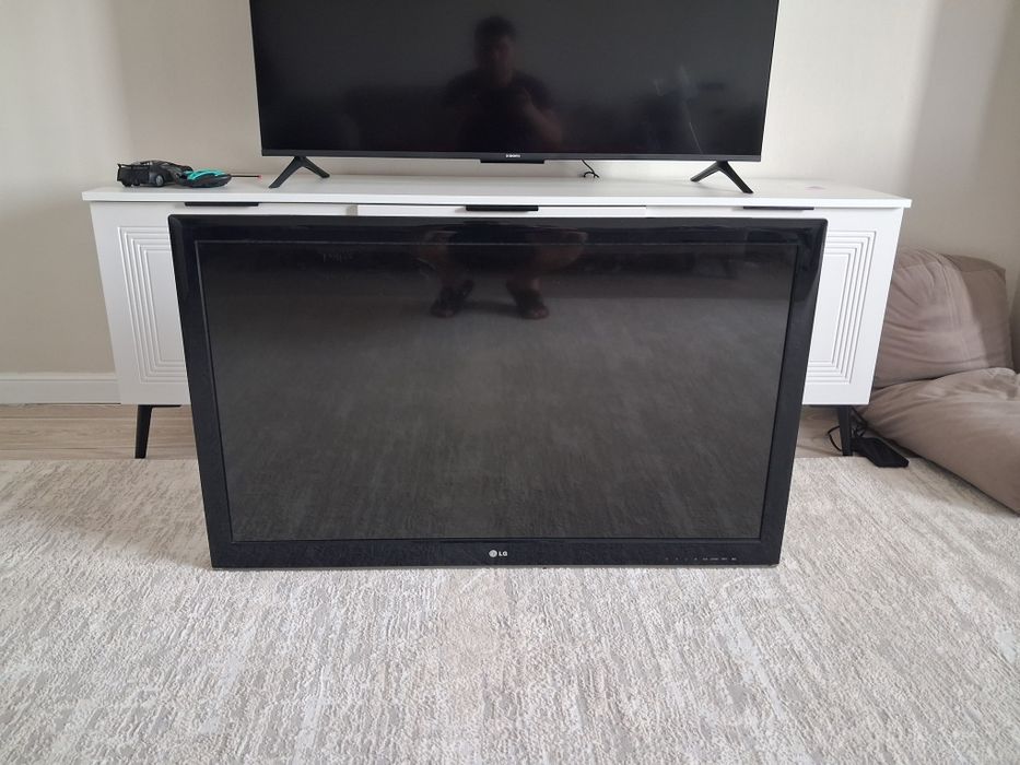 Телевизор LG 110см срочно дёшево