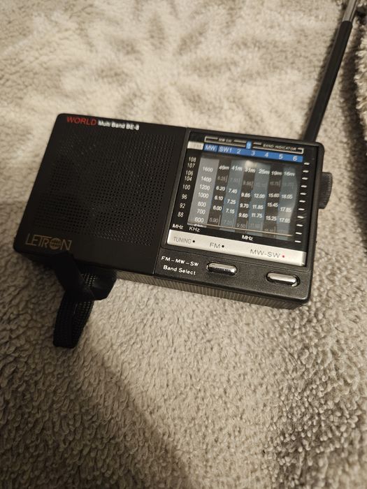 Vând radio cu baza de baterie