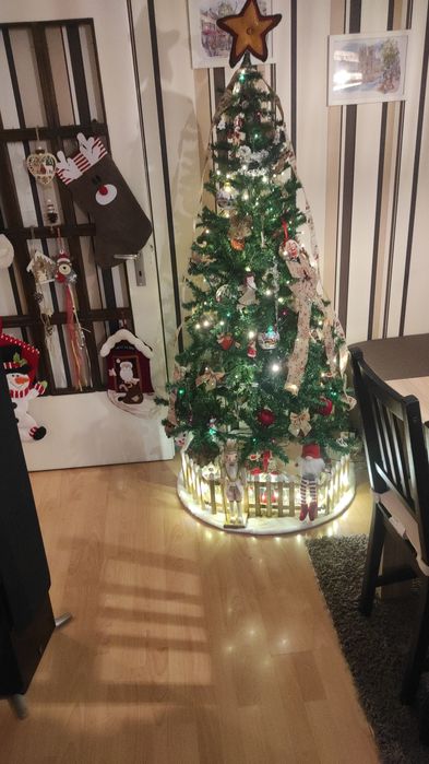 Коледна елха и голяма коледна топка