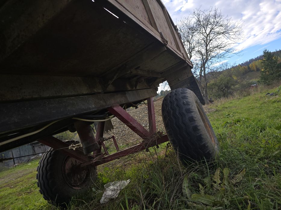 Remorcă agricolă basculabilă pe spate