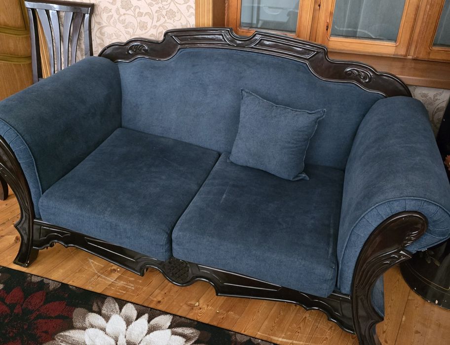 Продаётся кожанная мягкая мебель для гостиной в отличном состоянии