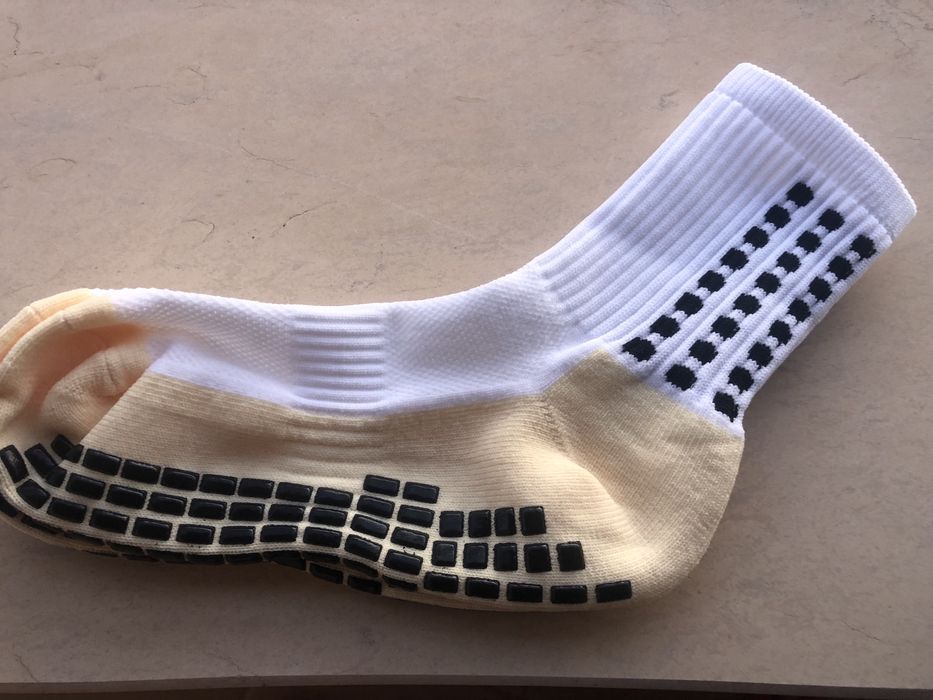 Анти плъзгащи чорапи (grip socks)