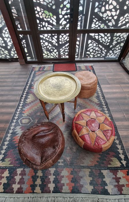 Pufuri/tabureti din piele naturală, mese, saltele in stil turcesc