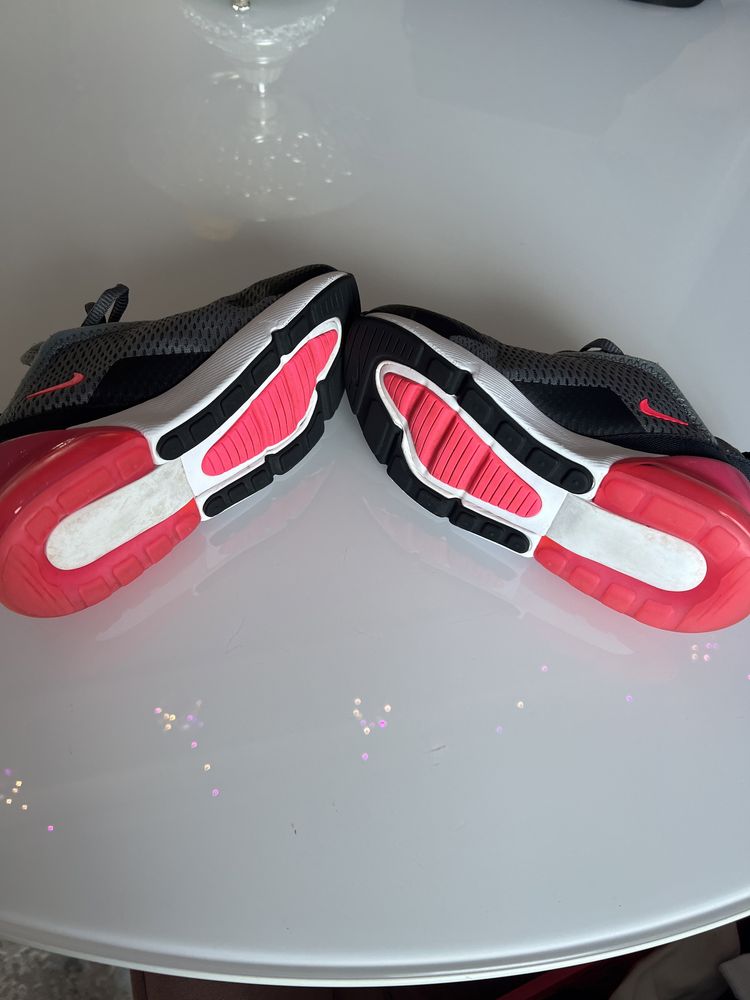 Adidasi Nike air 270
